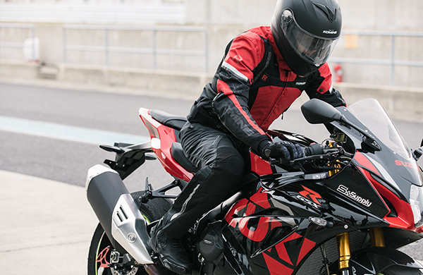 風を防ぐためだけではなく、風を切る快感のために、着る。