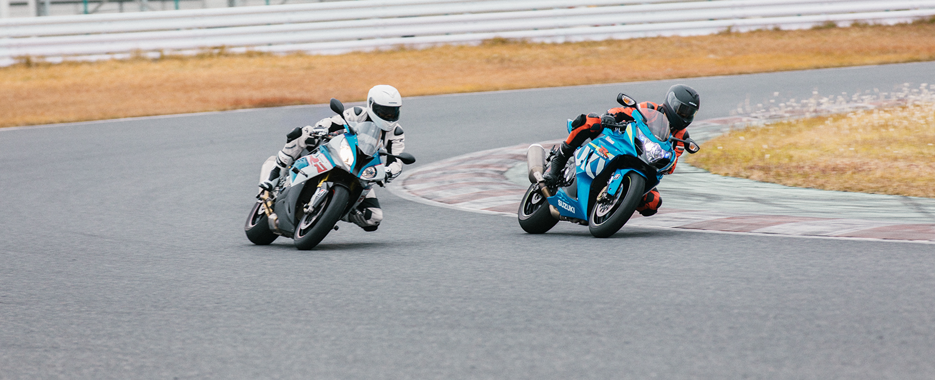 風を防ぐためだけではなく、風を切る快感のために、着る。